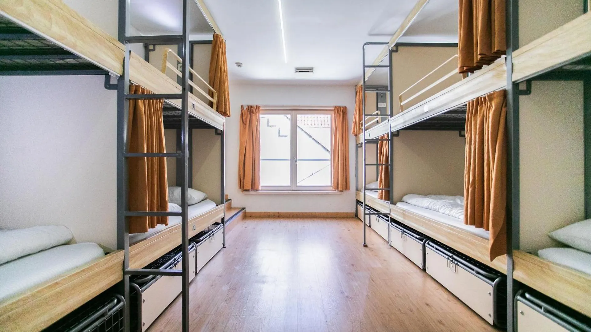 St Christopher'S Inn Hostel At The Bauhaus Brugia